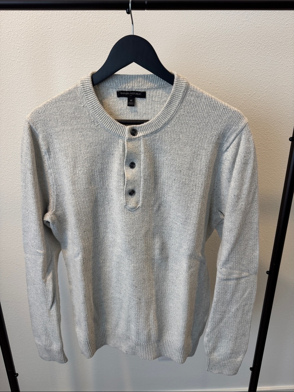 Banana Republic Men’s Light Gray Crewneck Henley Sweater, size M
